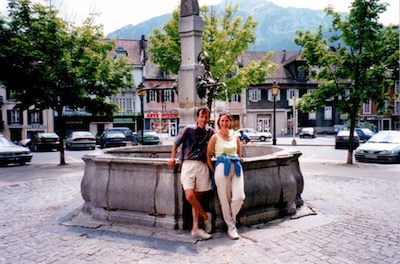 Février 2014, Claudine et Jean-Francis Cheriez devant la fontaine de la place de Bonneville