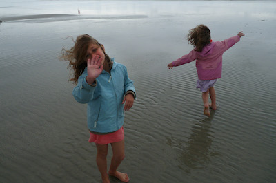 Daphnée et Candice - Plage de Normandie - 2010