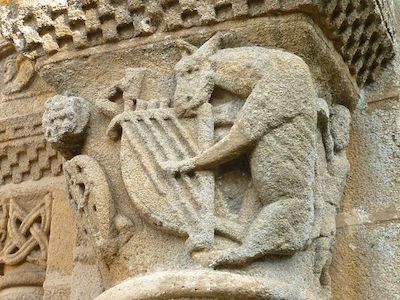 Chapiteau du XIIe siècle - âne musicien